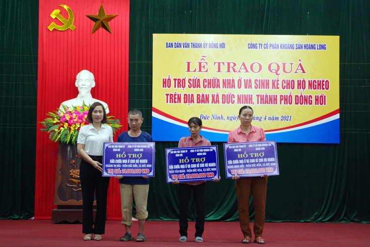 Trao quà, hỗ trợ sinh kế cho hộ nghèo trên địa bàn TP. Đồng Hới