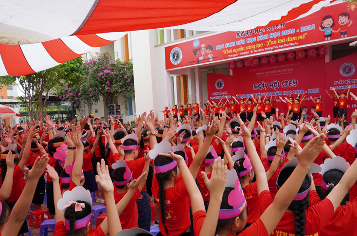 Gần 450 học sinh tiểu học tham gia Ngày hội STEM