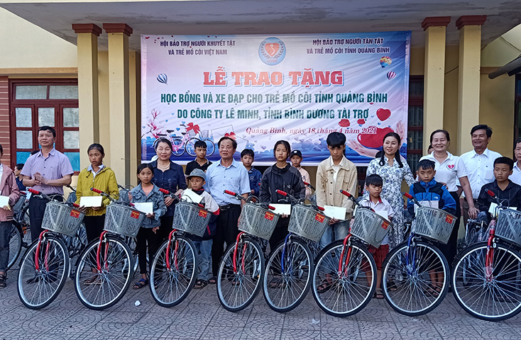 Trao học bổng và xe đạp cho trẻ em mồ côi tỉnh Quảng Bình