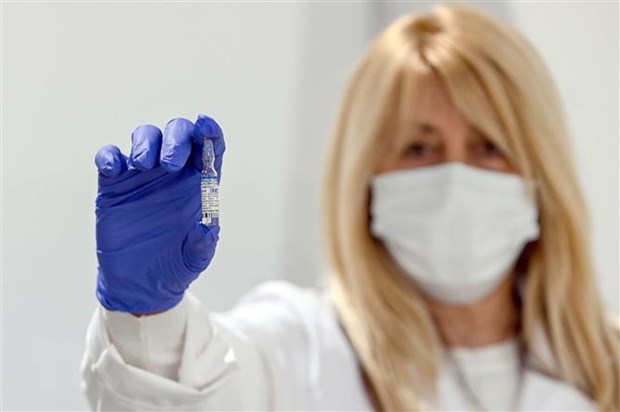 Vaccine Sputnik V ngăn chặn virus SARS-CoV-2 hiệu quả 97,6%