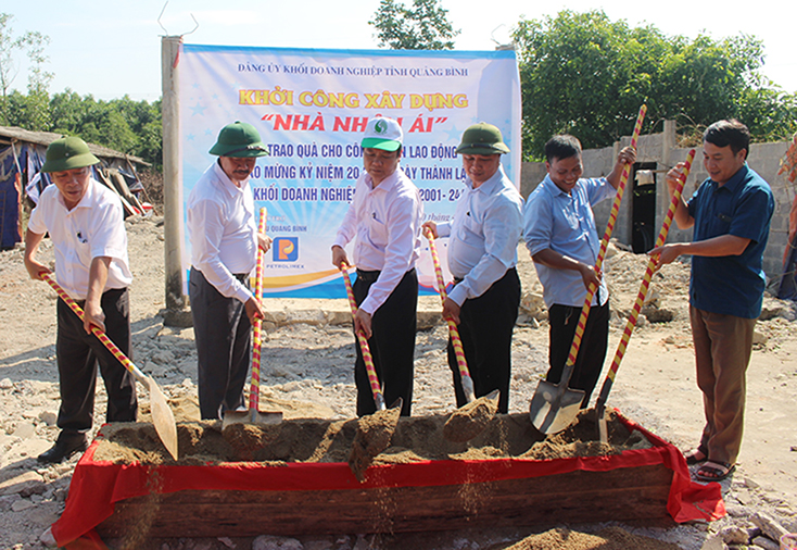 Khởi công xây dựng "Nhà nhân ái" và trao quà cho công nhân lao động