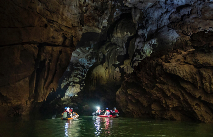Độc đáo khám phá chiều sâu bí ẩn động Phong Nha bằng thuyền kayak