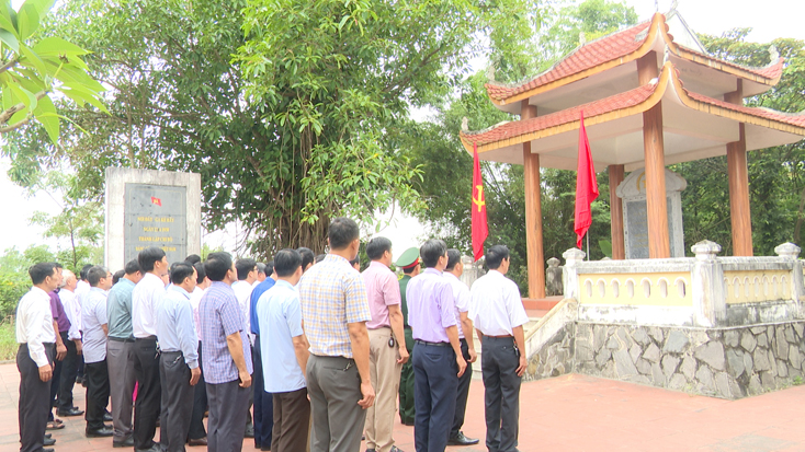 Dâng hoa tại ga Bố Trạch, nơi thành lập Chi bộ Đảng cộng sản Việt Nam đầu tiên trên đất Quảng Bình