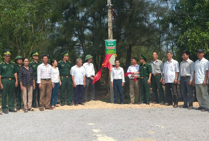 Lệ Thủy: Bàn giao công trình "Ánh sáng vùng biên"