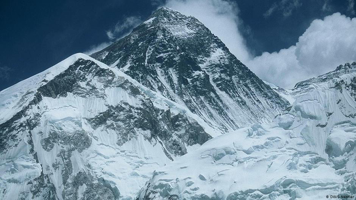 Đỉnh Everest cao nhất thế giới cũng đã có người mắc COVID-19