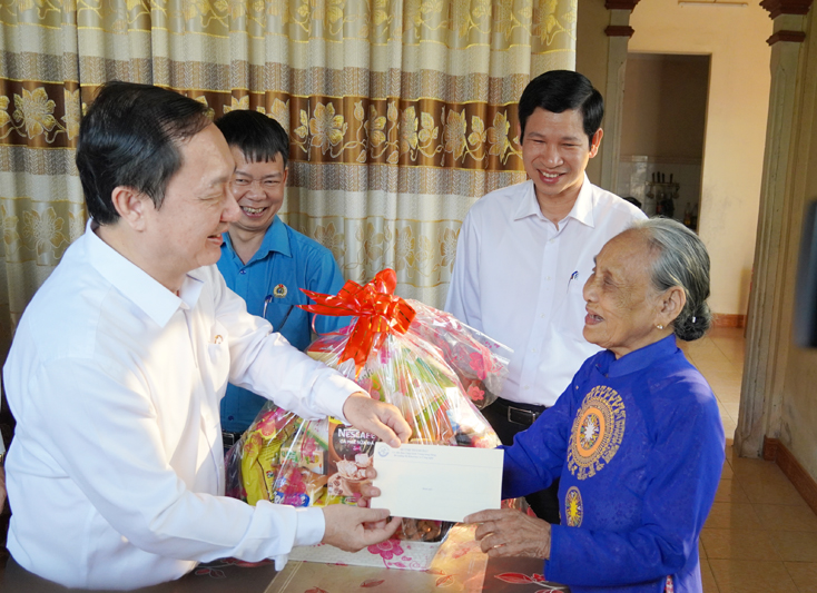 Đồng chí Bộ trưởng Bộ Khoa học và Công nghệ thăm, tặng quà Mẹ Việt Nam anh hùng