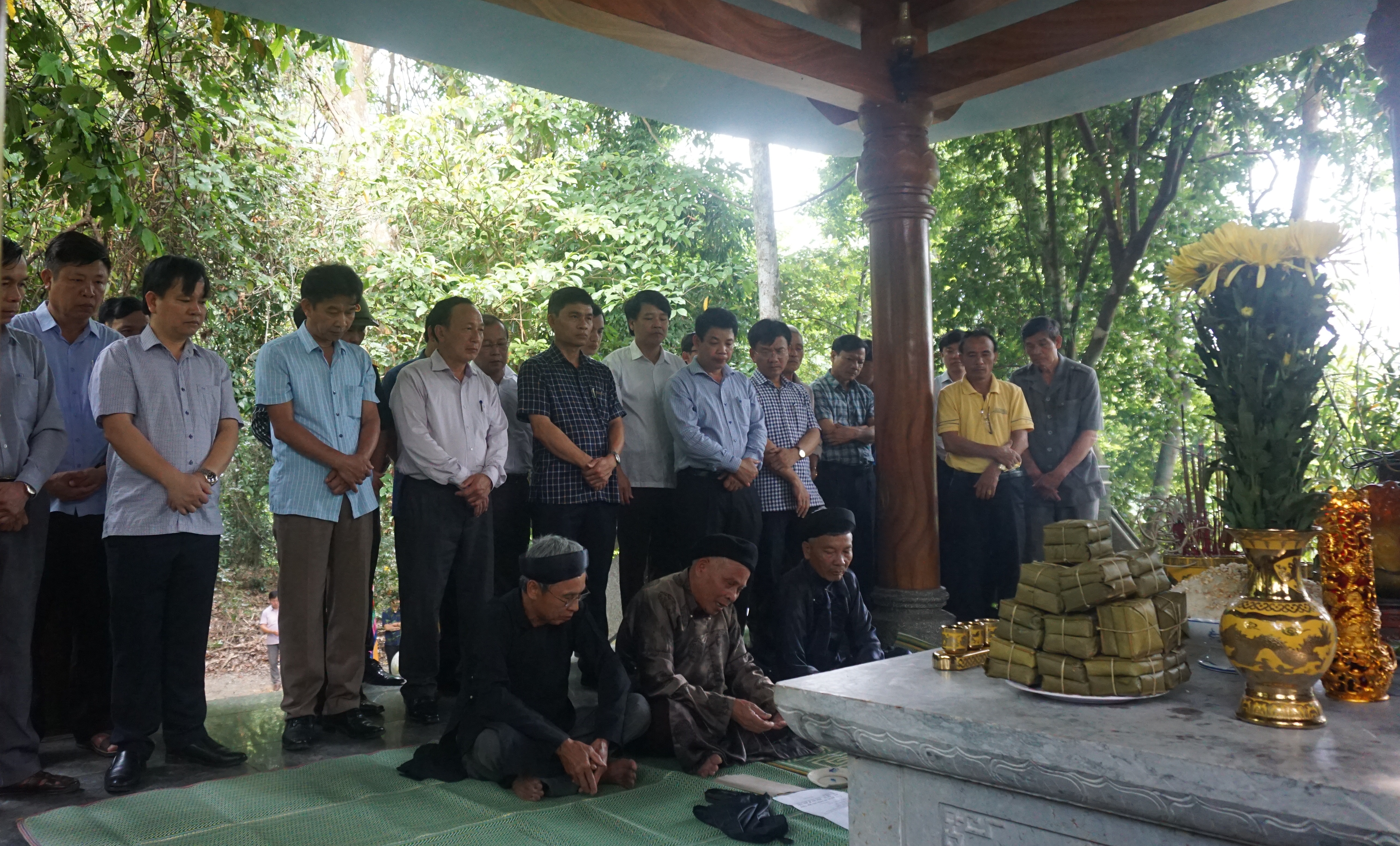 Dâng hương tại thác Bụt, nơi khởi nguồn của sự tích Rằm tháng Ba Minh Hóa