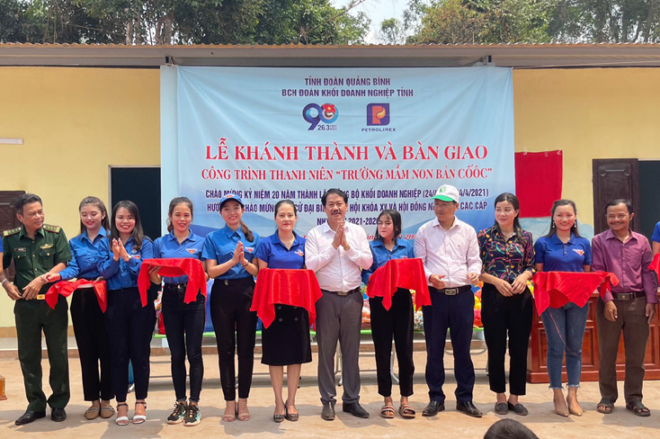 Đoàn khối Doanh nghiệp tỉnh: Khánh thành và bàn giao công trình "Trường đẹp cho em" tại xã Thượng Trạch