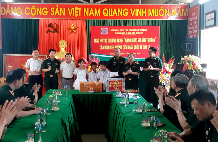 Đoàn CLB Thủ trưởng Bộ Tư lệnh Quân đoàn 2 thăm và làm việc tại Quảng Bình