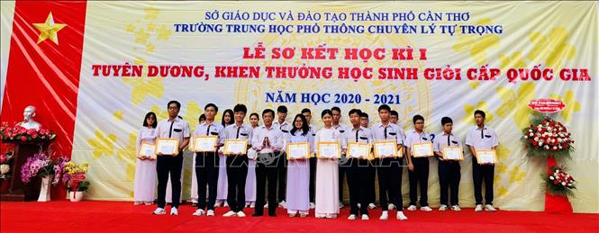 Tặng bằng khen cho 1.355 học sinh giỏi quốc gia THPT 2020-2021