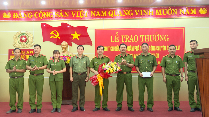 Công an tỉnh: Thưởng nóng cho Công an huyện Bố Trạch vì thành tích phá thành công Chuyên án 1220.VT