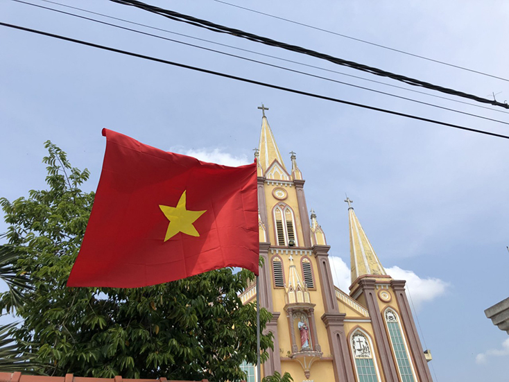 Thông báo về việc treo Quốc kỳ, nghỉ lễ 30-4 và 1-5