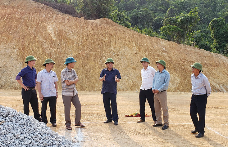 Đồng chí Phó Chủ tịch Thường trực UBND tỉnh kiểm tra tiến độ xây dựng khu tái định cư tại bản Sắt