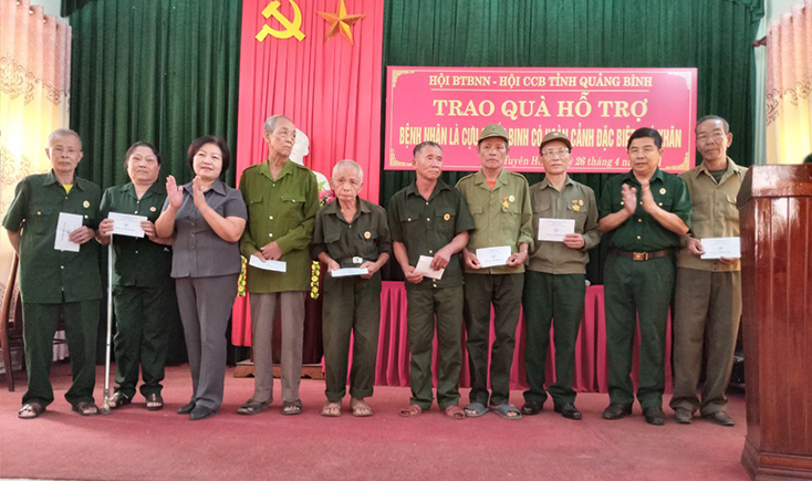 Tặng quà cho bệnh nhân là cựu chiến binh có hoàn cảnh khó khăn