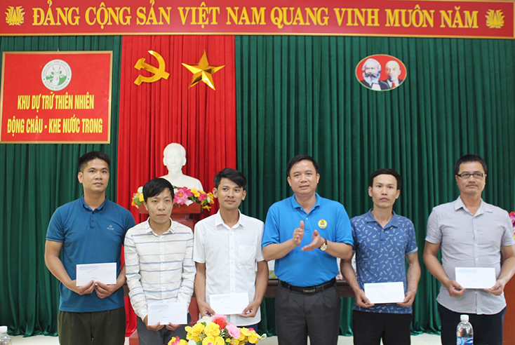 Thăm, tặng quà cho Ban quản lý Khu dự trữ thiên nhiên Động Châu - Khe Nước Trong