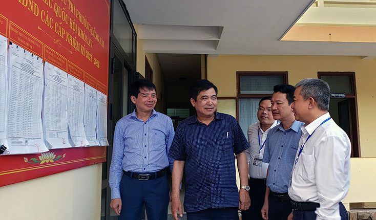 Đồng chí Phó Chủ tịch Thường trực UBND tỉnh kiểm tra công tác chuẩn bị bầu cử tại TP. Đồng Hới