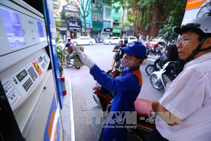 Giá xăng, dầu tăng gần 200 đồng/lít