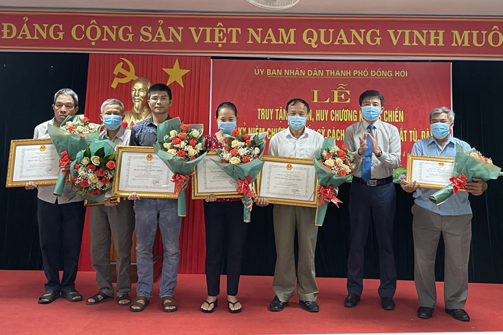 TP Đồng Hới: Truy tặng huân chương, huy chương kháng chiến và kỷ niệm chương Chiến sỹ cách mạng bị địch bắt tù, đày