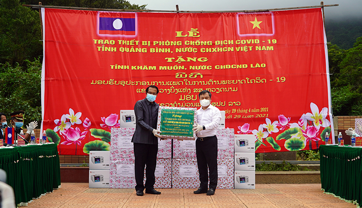Trao tặng thiết bị phòng chống dịch Covid-19 cho tỉnh Khăm Muộn