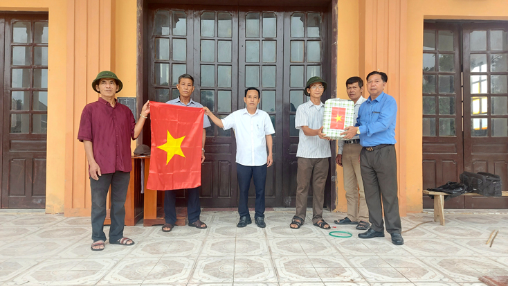 Tuyên Hóa: Tặng 100 lá cờ Tổ quốc cho Giáo họ Kim Lan