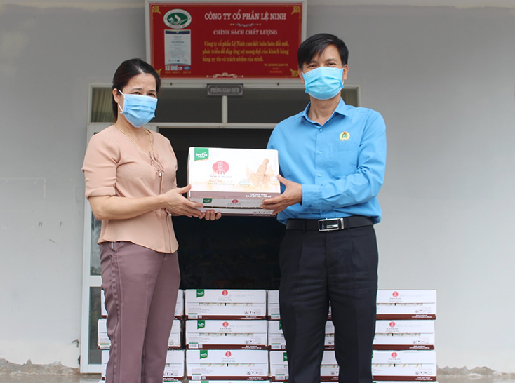 Trao 100 thùng sữa cho cán bộ, công nhân lao động