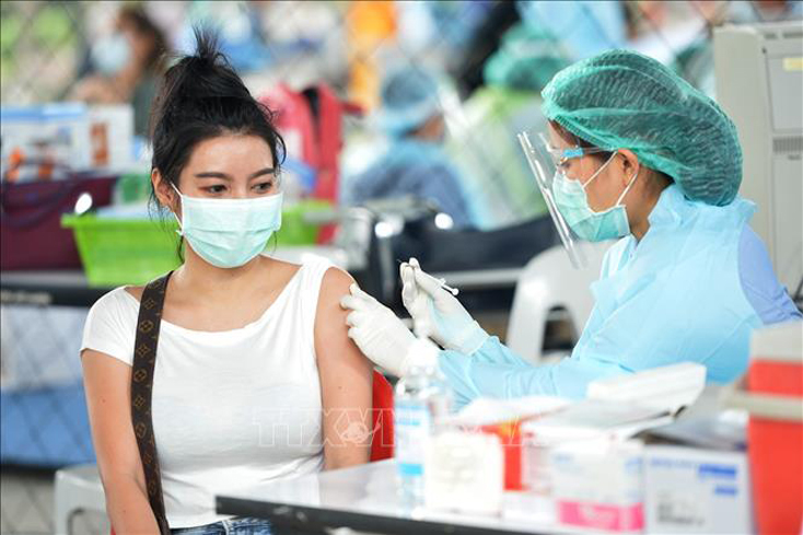 Thái Lan ưu tiên tiêm vaccine ngừa COVID-19 cho người dân