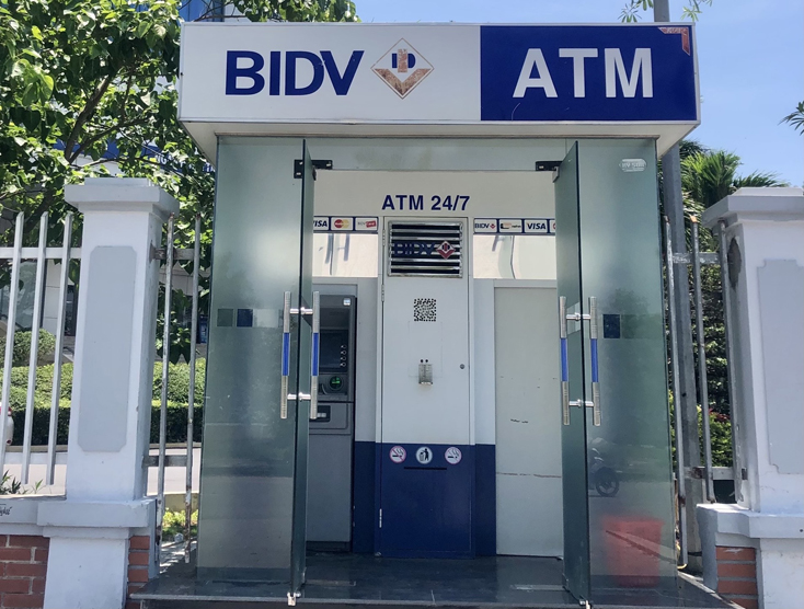 Các cây ATM cần trang bị nước sát khuẩn phòng, chống Covid-19
