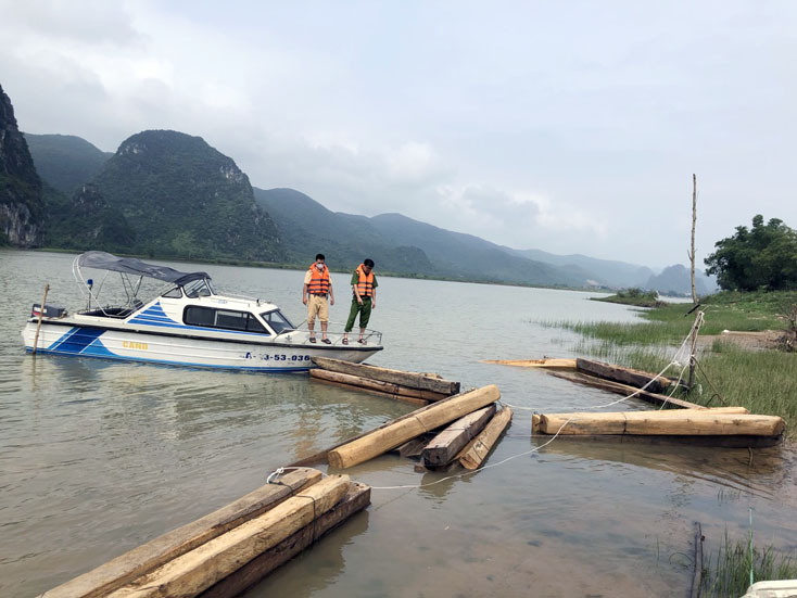 Công an huyện Tuyên Hóa: Phát hiện 1 thuyền vận chuyển trái phép 42 hộp gỗ trên sông Gianh