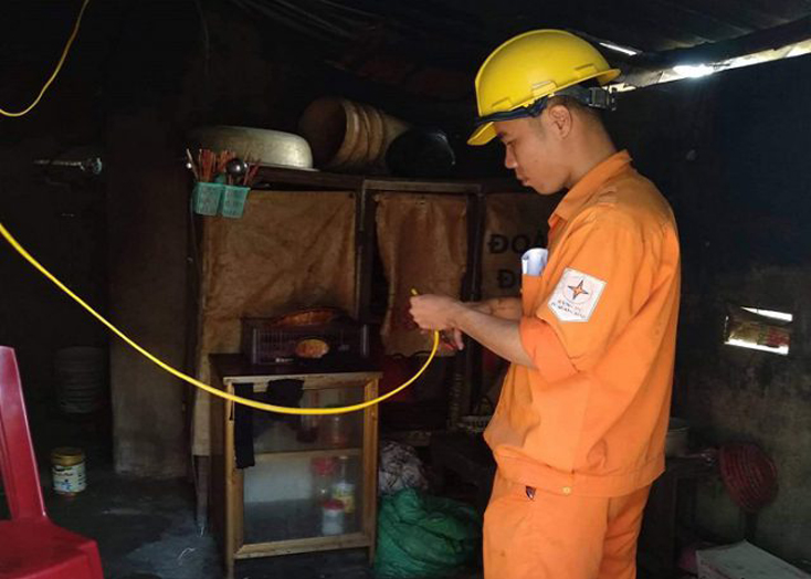 Điện lực Lệ Thủy: Sửa chữa điện miễn phí cho khách hàng có hoàn cảnh đặc biệt khó khăn