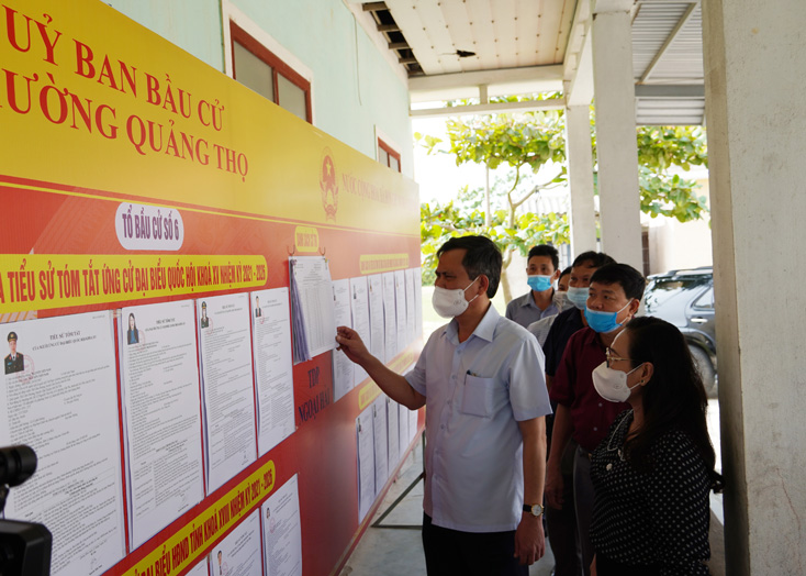 Đồng chí Chủ tịch UBND tỉnh kiểm tra công tác chuẩn bị bầu cử tại thị xã Ba Đồn và huyện Quảng Trạch