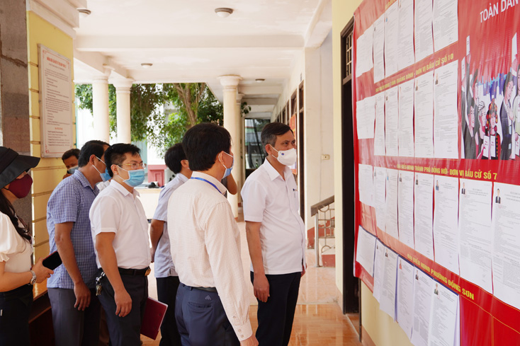 Đồng chí Chủ tịch UBND tỉnh kiểm tra công tác chuẩn bị bầu cử tại thành phố Đồng Hới