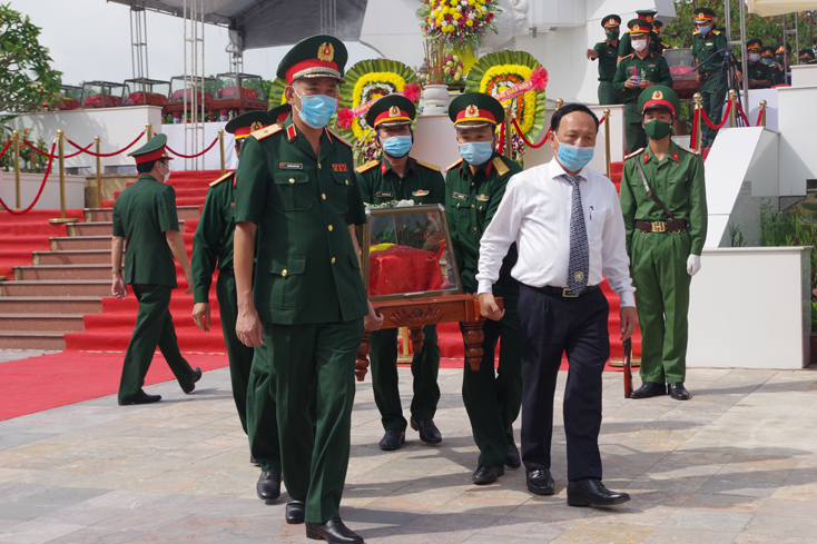 Lễ truy điệu, an táng hài cốt liệt sỹ quân tình nguyện và chuyên gia Việt Nam hy sinh tại Lào