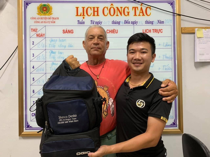 Trao trả lại ba lô cho du khách người Mỹ đánh rơi