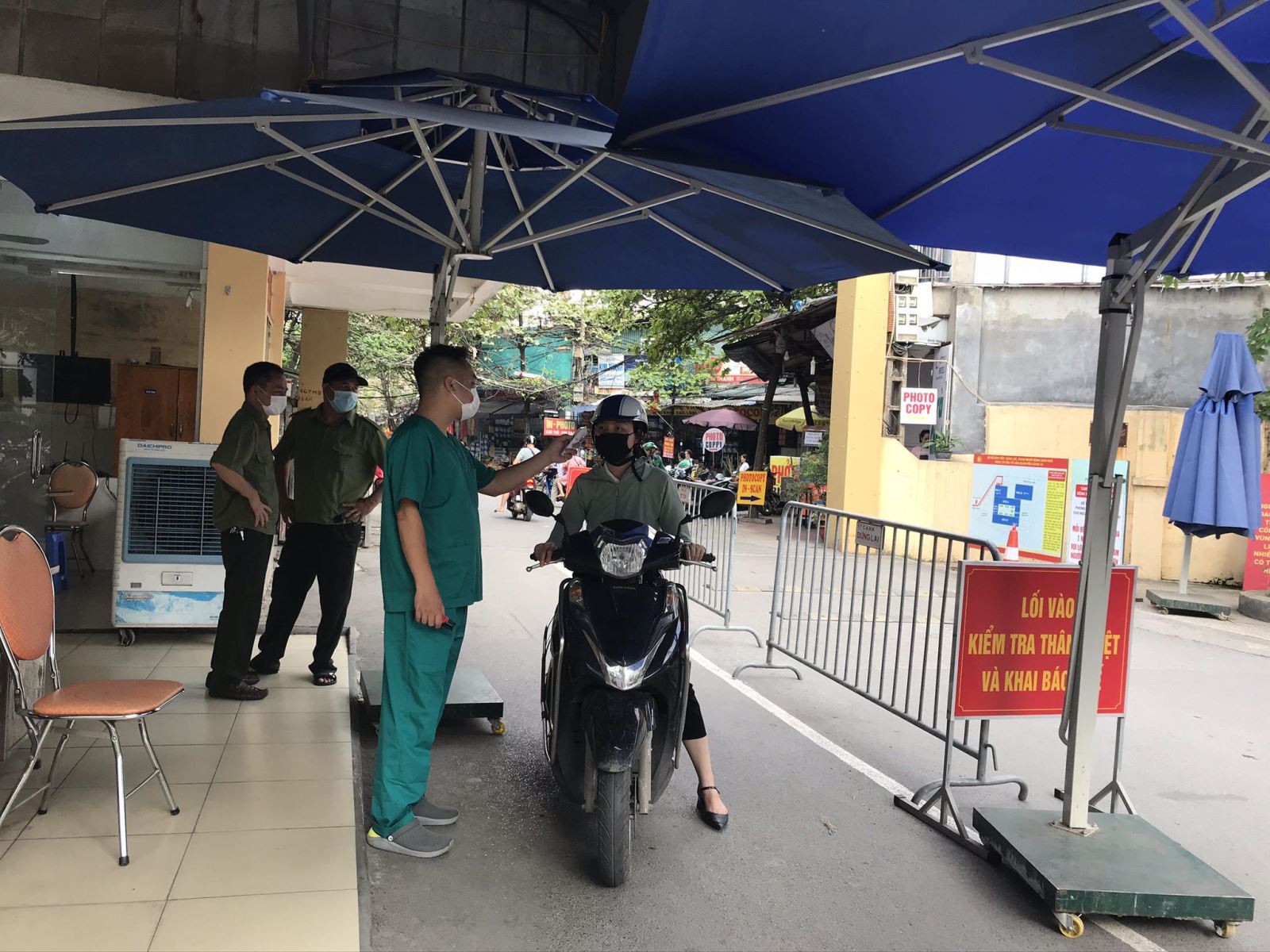 Yêu cầu các bệnh viện định kỳ tổ chức xét nghiệm COVID-19 ngẫu nhiên cho nhân viên