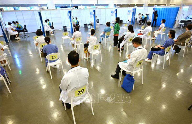 Hong Kong rút ngắn thời gian cách ly với người đã được tiêm vaccine