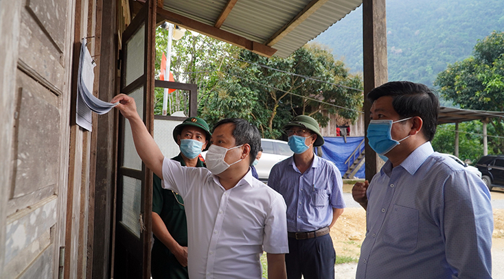 Đồng chí Bí thư Tỉnh ủy kiểm tra tình hình kinh tế - xã hội và công tác chuẩn bị bầu cử tại xã Trường Sơn