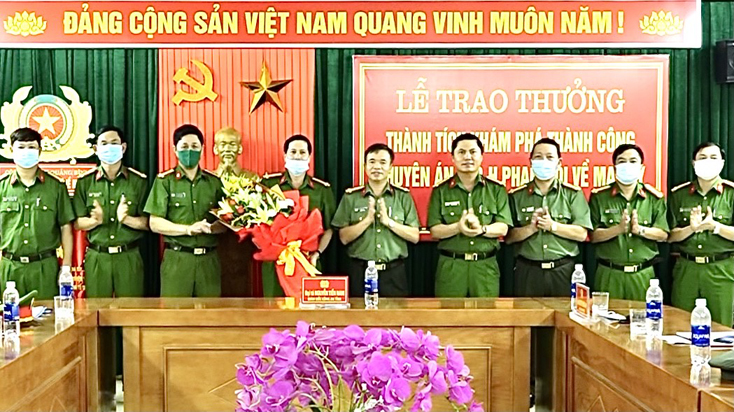 Phá chuyên án bắt 2 đối tượng, thu gần 2 bánh ma túy và 1kg ma túy đá