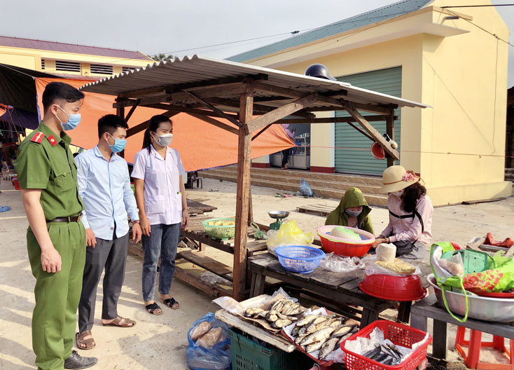 Tuyên Hóa: 10 trường hợp có nguy cơ cao có kết quả âm tính lần 1