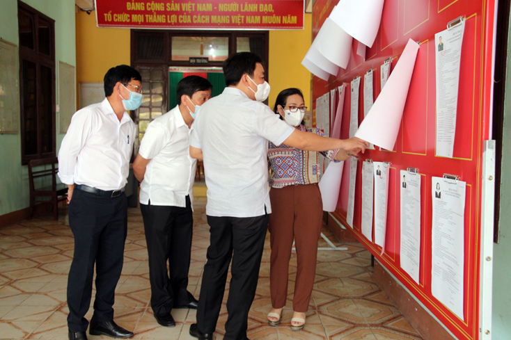 Kiểm tra công tác bầu cử tại huyện Bố Trạch