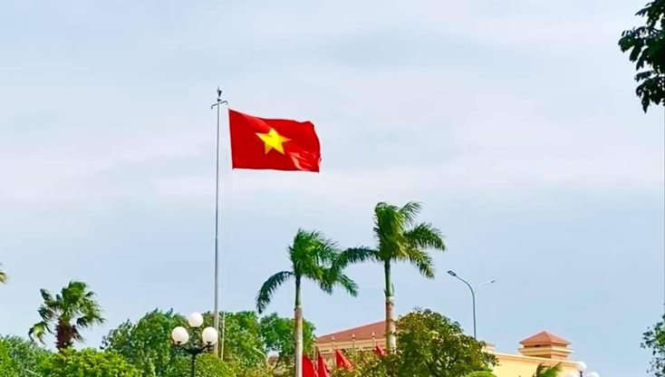 Treo cờ Tổ quốc chào mừng bầu cử Quốc hội khóa XV và bầu cử Hội đồng Nhân dân các cấp nhiệm kỳ 2021-2026