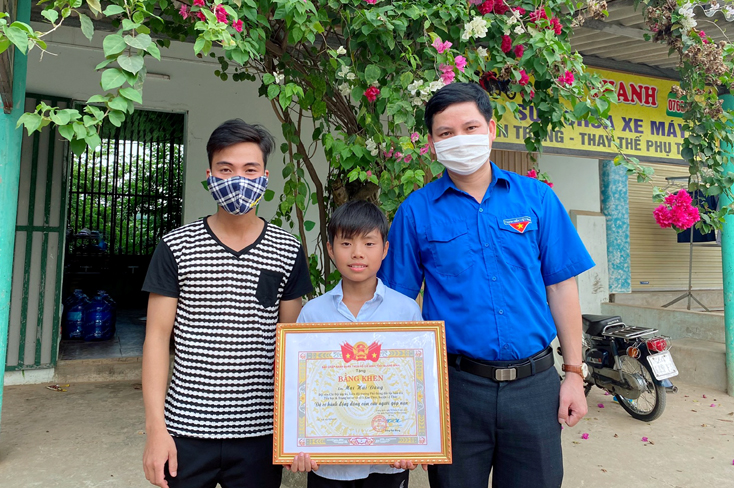 Trao tặng bằng khen cho học sinh dũng cảm cứu người