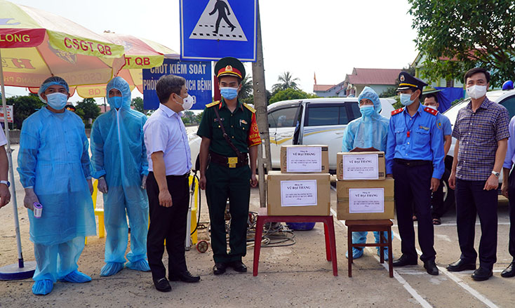 Đồng chí Bí thư Tỉnh ủy kiểm tra chốt kiểm soát phòng, chống dịch bệnh Covid - 19 tại xã Sen Thủy