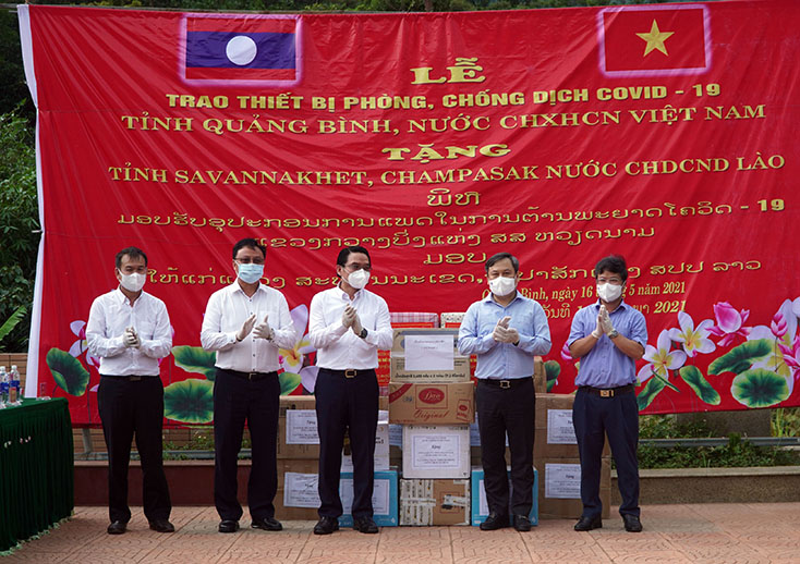 Trao tặng thiết bị phòng, chống dịch Covid-19 cho hai tỉnh Sa-vẳn-na-khệt va Chăm-pa-sắc