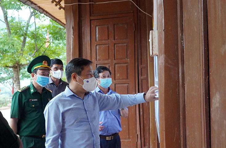 Đồng chí Bí thư Tỉnh ủy kiểm tra công tác chuẩn bị bầu cử tại các xã vùng cao huyện Minh Hóa