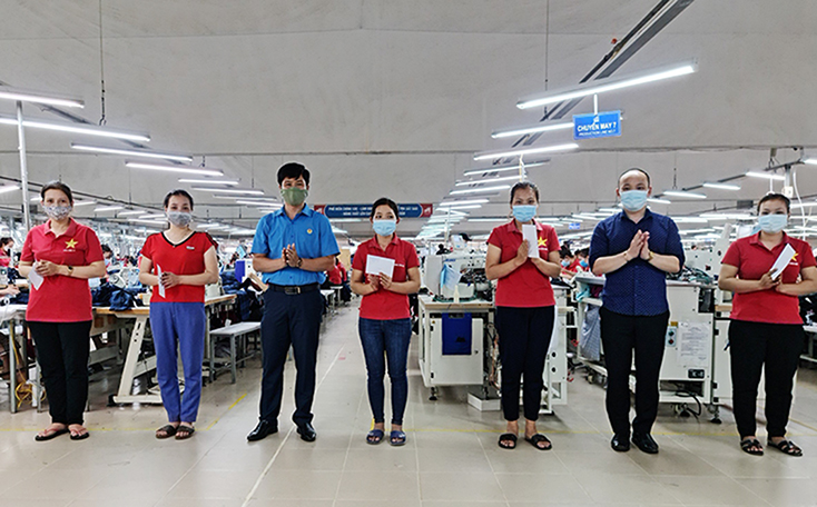 Trao 323 suất quà nhân dịp Tháng Công nhân