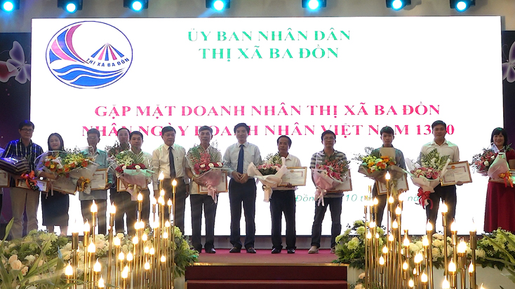 Cùng doanh nghiệp vượt khó, hoàn thành thu ngân sách