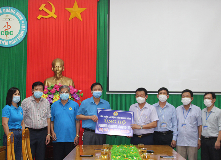 Hỗ trợ 30 triệu đồng phục vụ công tác phòng, chống dịch bệnh Covid-19