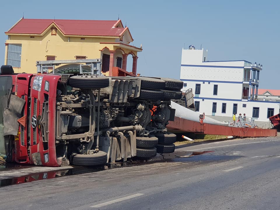 Xe chở cánh quạt điện gió đổ nghiêng trên quốc lộ 1A