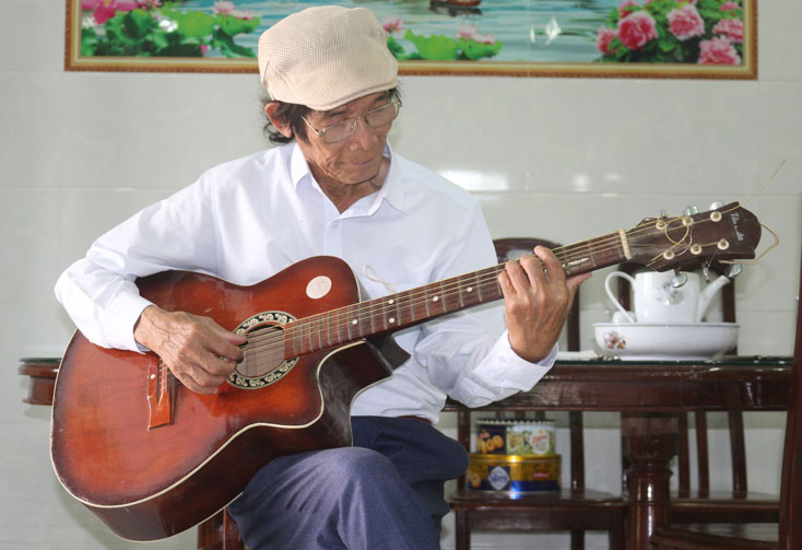 "Tháng năm sen ngát ngàn phương..."