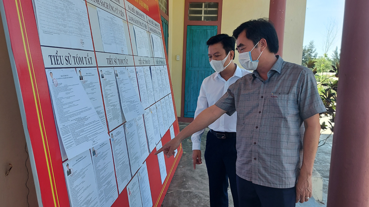 Đồng chí Nguyễn Lương Bình, Trưởng ban Nội chính Tỉnh ủy kiểm tra công tác chuẩn bị bầu cử